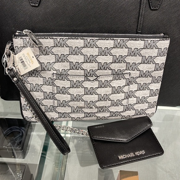 MICHAEL KORS JET SET ITEM LG 2 in 1 CARD CASE & WRISTLET
Black 
NWT - Picture 11 of 16